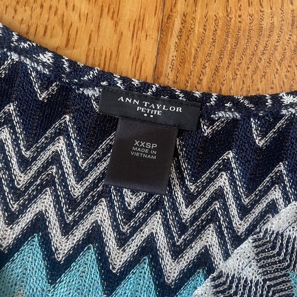Ann Taylor Blue Black White Chevron Sleeveless Blouse XXSP - Picture 4 of 6